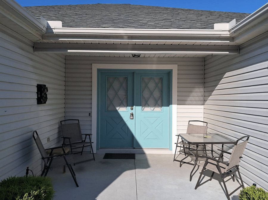 Front door setting area with table and chairs