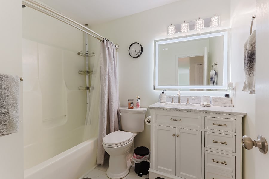 Full Bathroom 3
