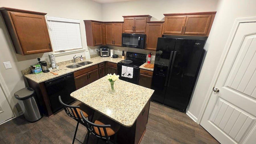 FULL Kitchen! - Dishwasher, Air Fryer, Microwave, full pots and pans