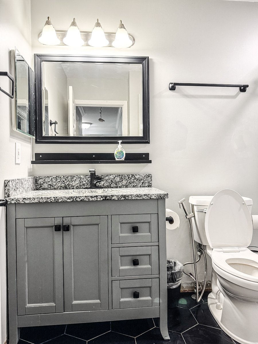 Upstairs Full Bathroom