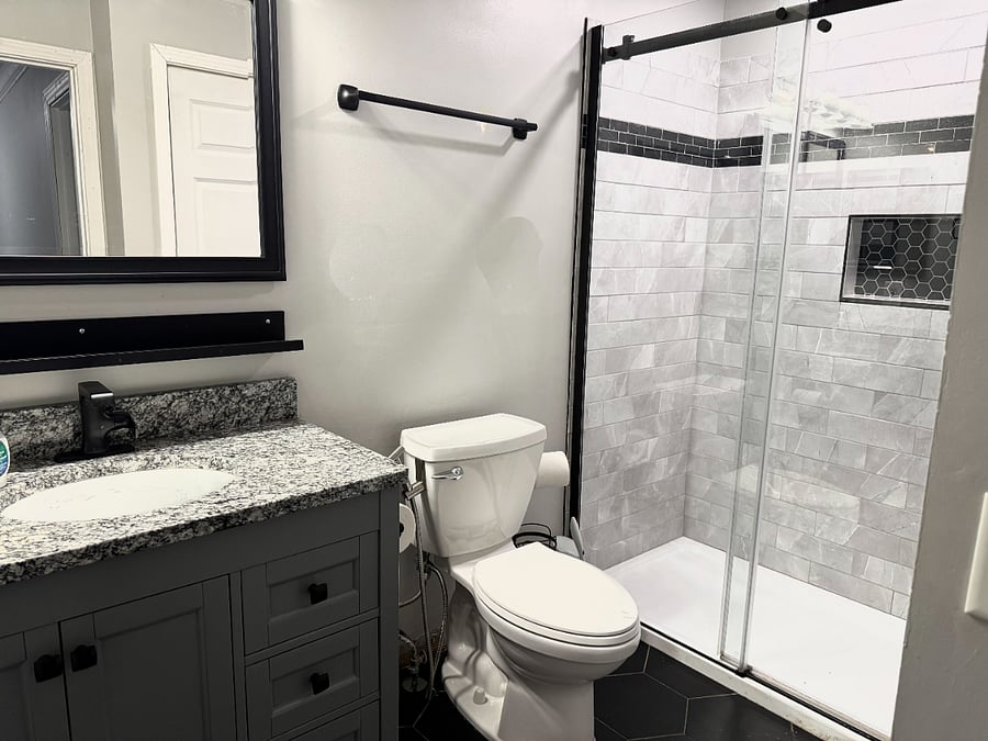 Upstairs Full Bathroom