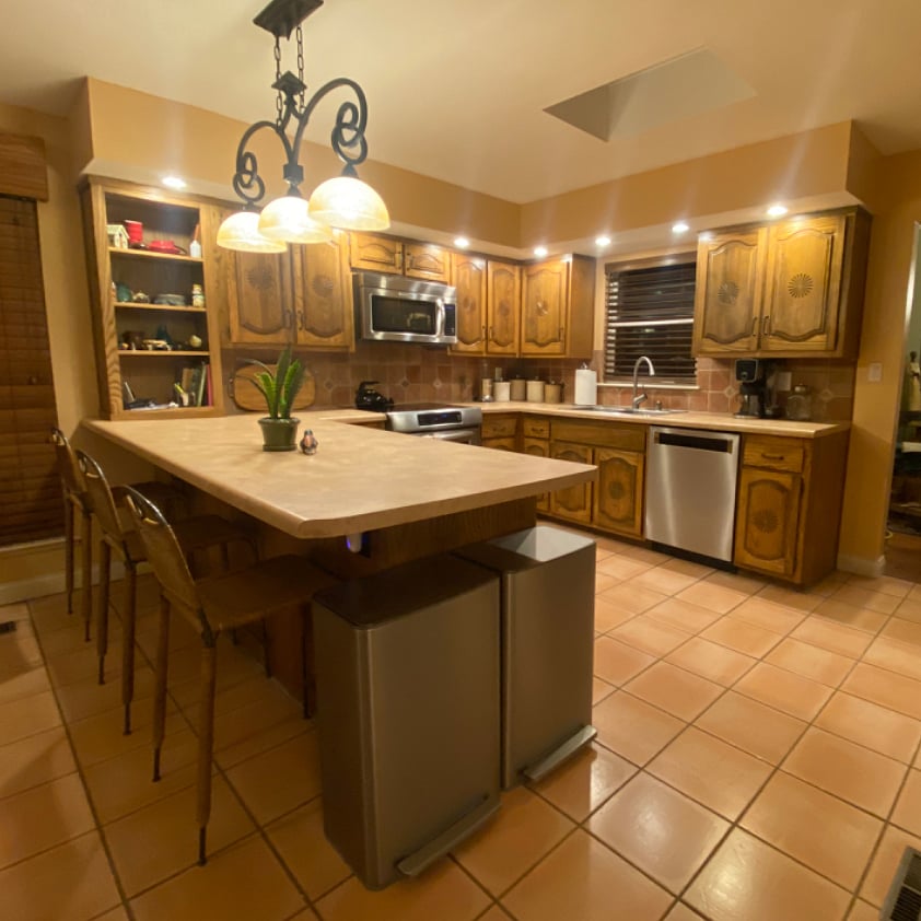 Well cared for wood cabinets with pull out drawers. Stainless Steel appliances. Glass stovetop and convection cooking. New flatware and dishes! Easy view of grill in backyard while enjoying time with guests in family room!