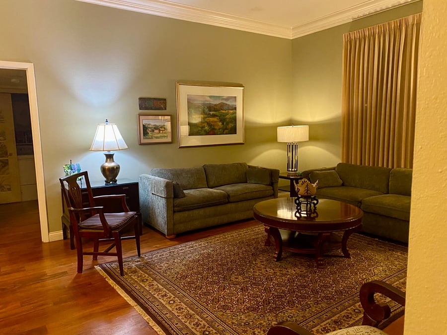 Living room - High ceilings