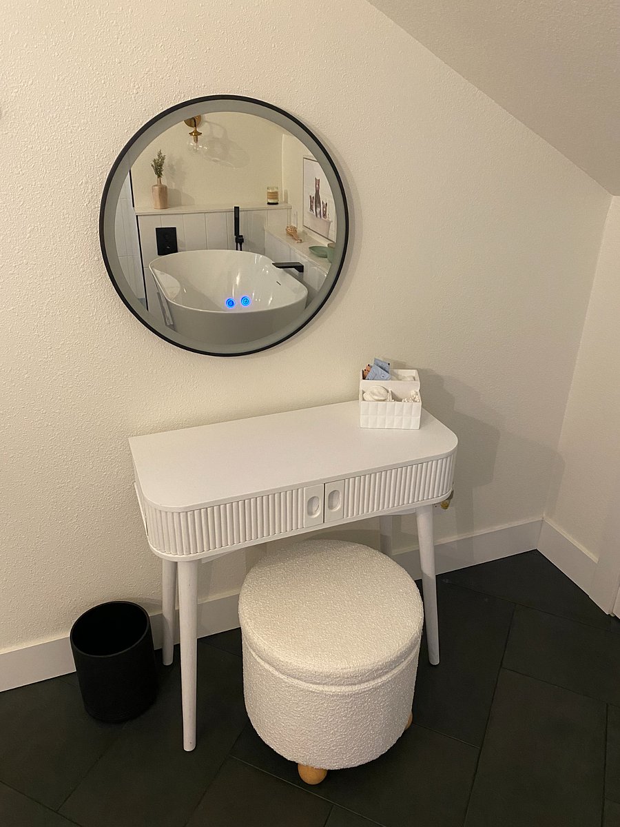 Bathroom 2 - extra vanity/make-up station