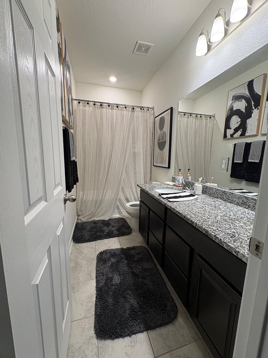 Royal B RM 2 shared restroom.