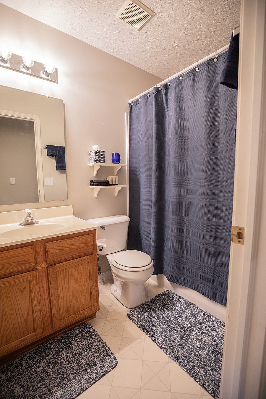 hall bath with tub/shower