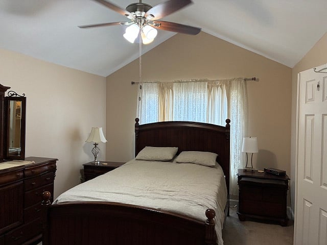 Master bedroom (Queen bed)