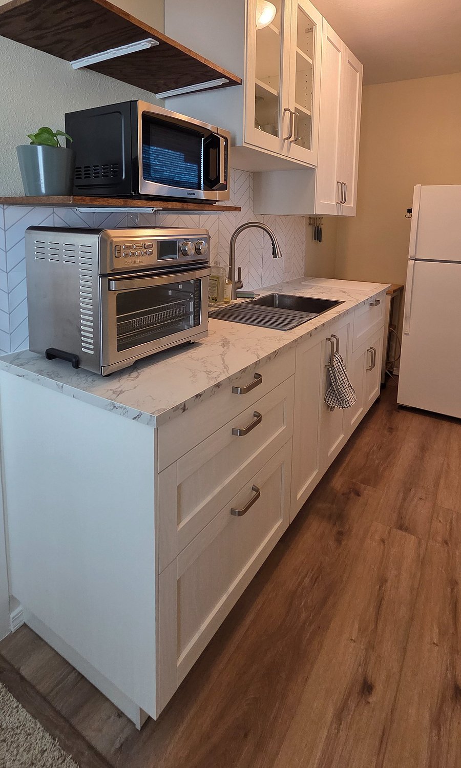 Kitchenette with full size fridge and new small appliances