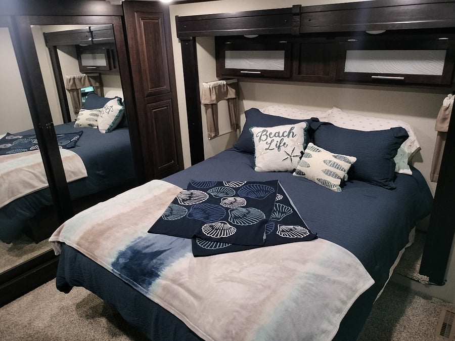 Queen bed. Brand new cotton sheets, down alternative pillows and new comforter.