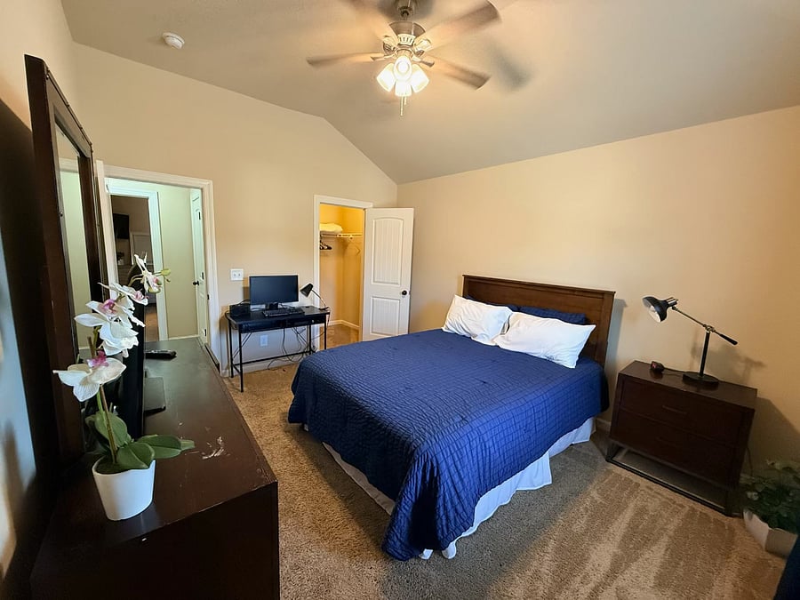 Bedroom w/ hallway bathroom access