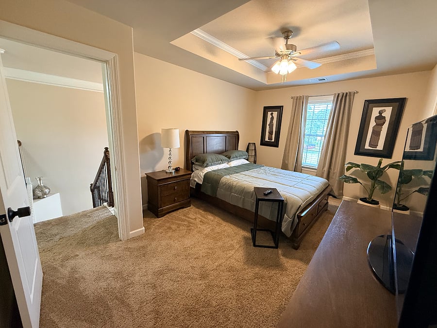 Bedroom w/ hall bathroom access