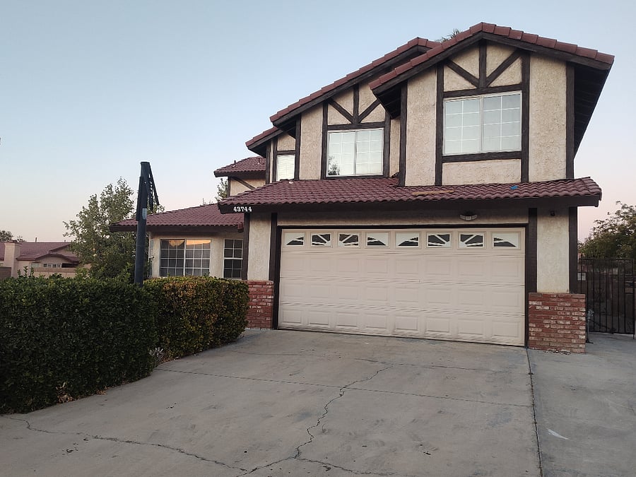 2200 Sqft house.1 1st comes 1st serve front driveway spot available for your vehicle.Plenty street parking as well.
