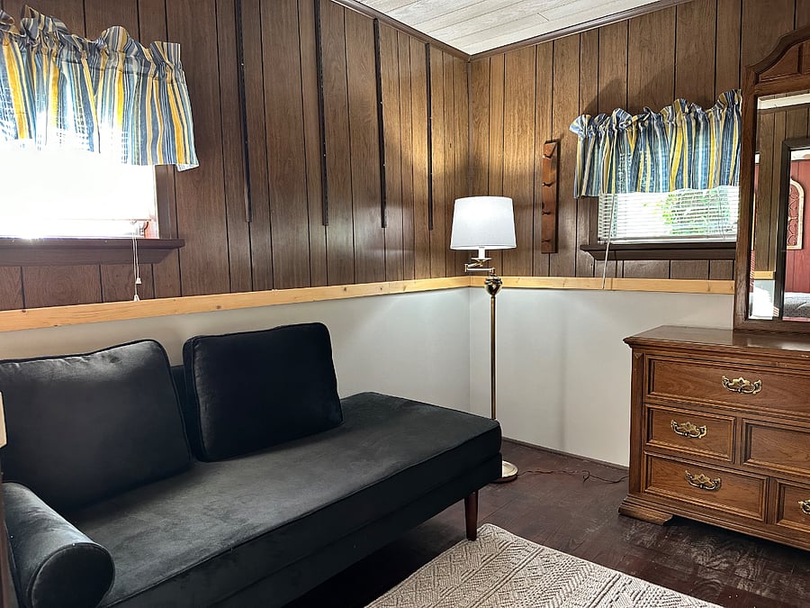 Sitting room that can also be a changing room. There is lots of storage in this rooom.