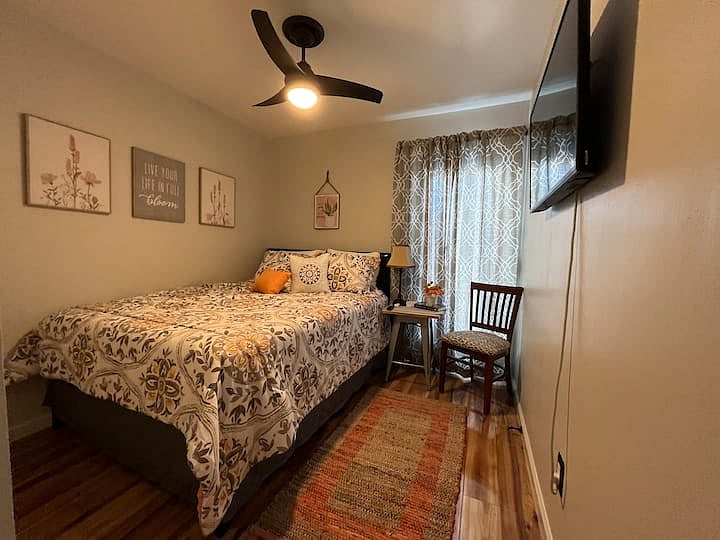 Apt A 1st room with full size bed