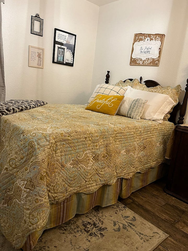 Apt B 1st bedroom with full size bed