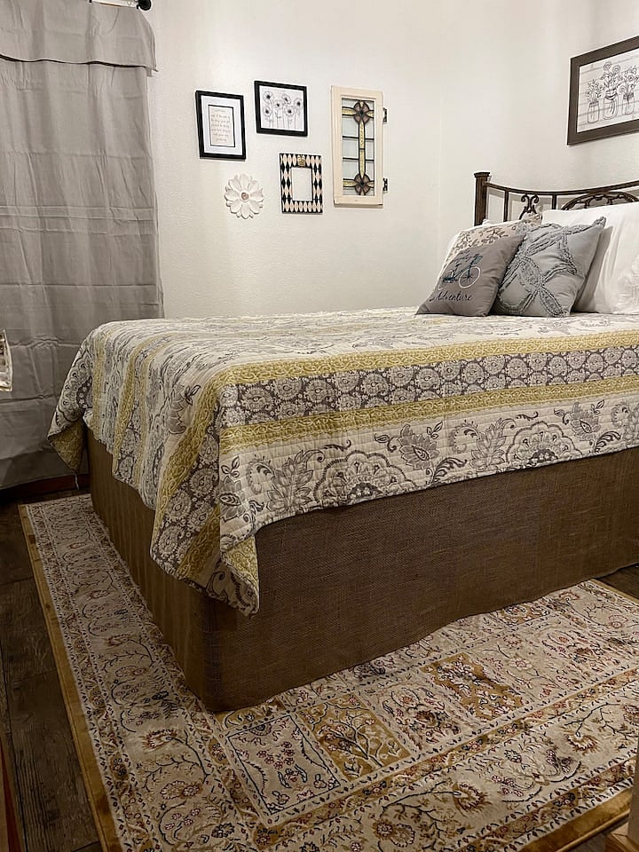 Apt B 2nd room with Queen size bed