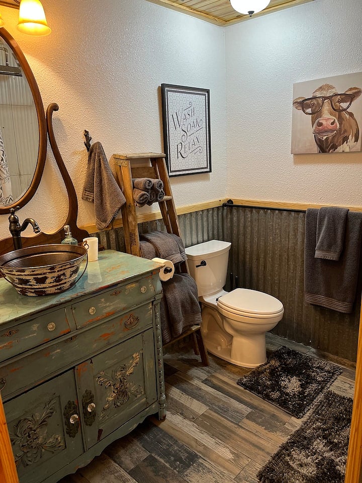 Apt B guest bathroom with tub/shower combo