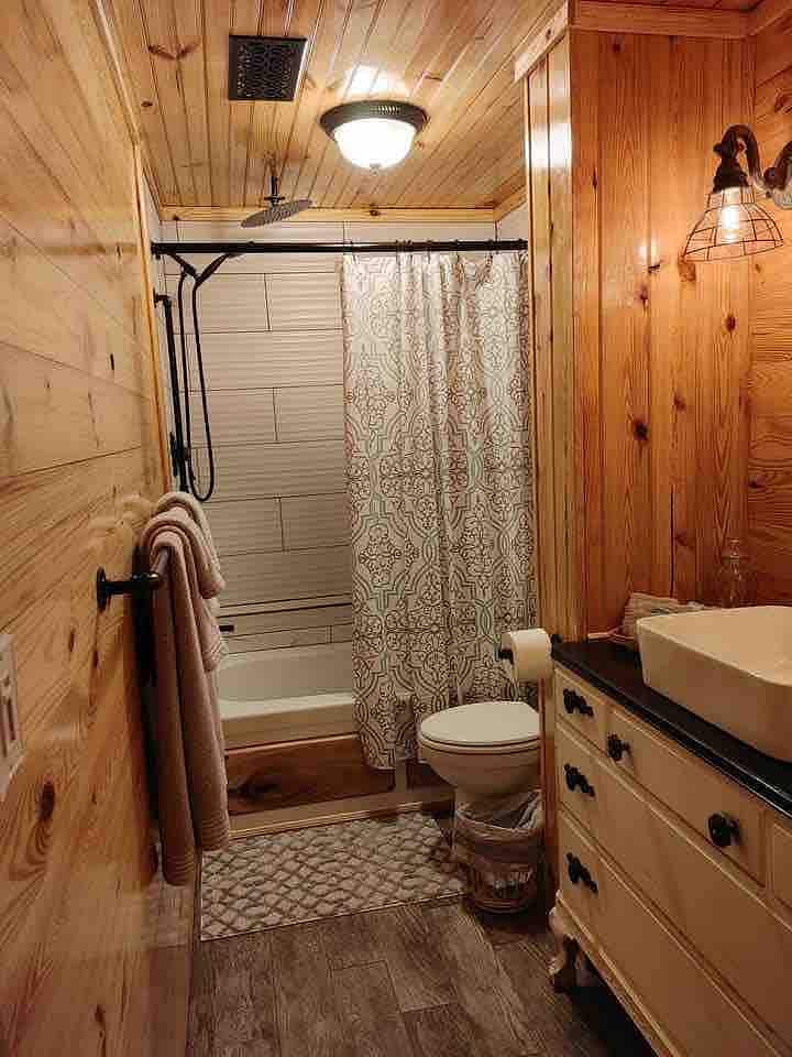 Apt B master bathroom with jacuzzi tub/ shower combo