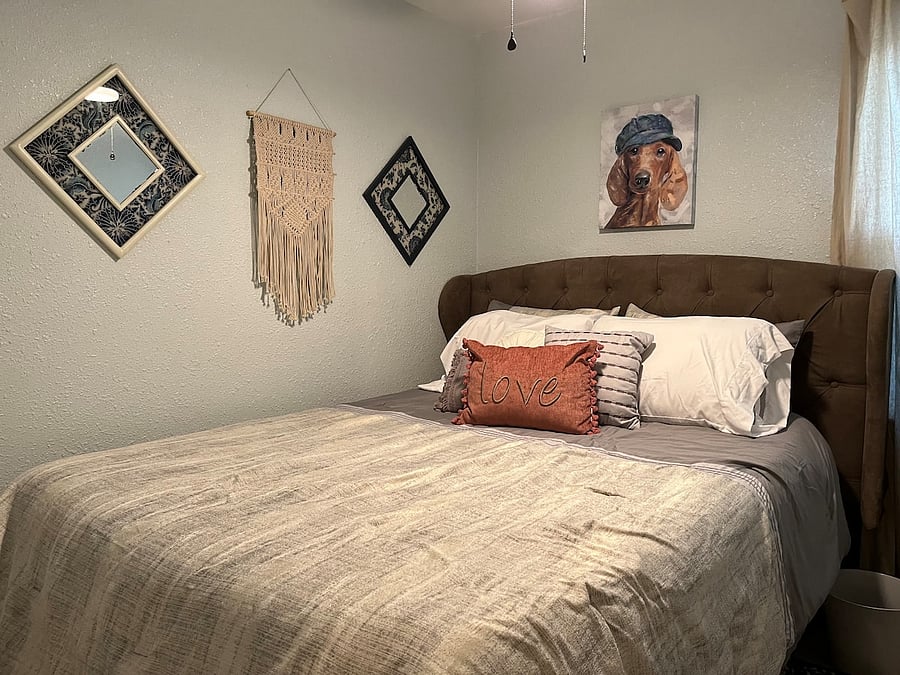 Apt C 1st bedroom Queen size bed
