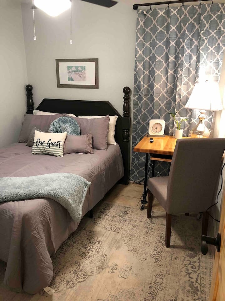 Apt C 2nd room Full size bed