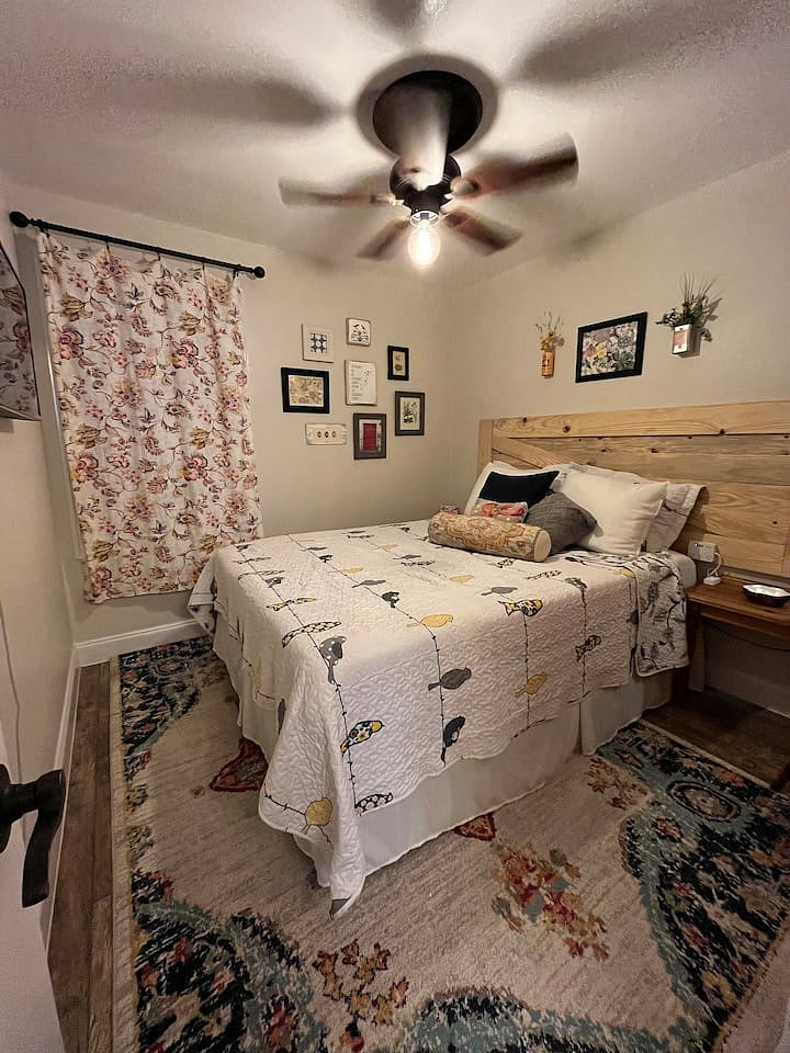 Apt D 2nd bedroom with Queen size bed