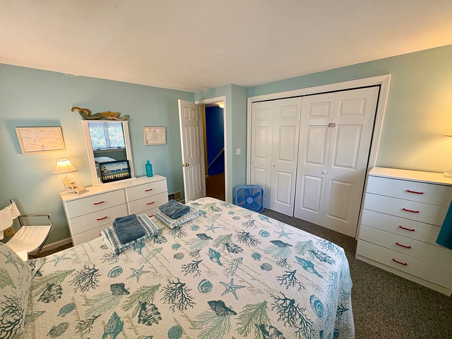 queen size bedroom