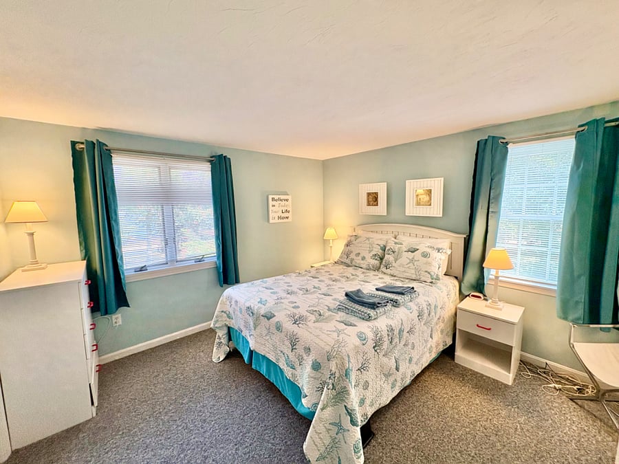 queen size bedroom