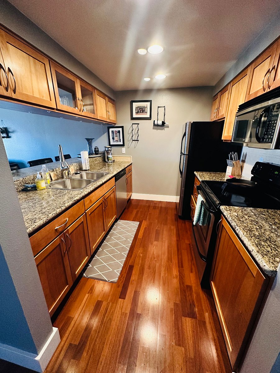 Full kitchen with full-sized appliances (stove/oven,
microwave, dishwasher, full-sized refrigerator)
Cookware, toaster, mixer, griddle, bakeware, bareware, stemware, plates, utensils.