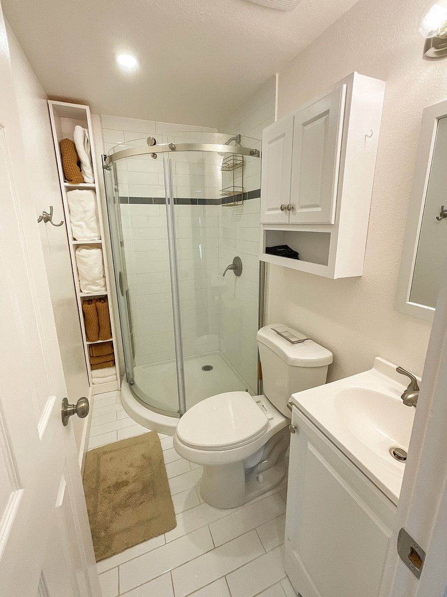 Fully equipped bathroom with high quality towels.