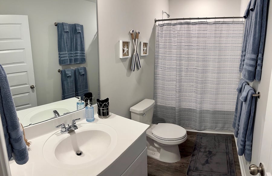 Full bath in upstairs hallway