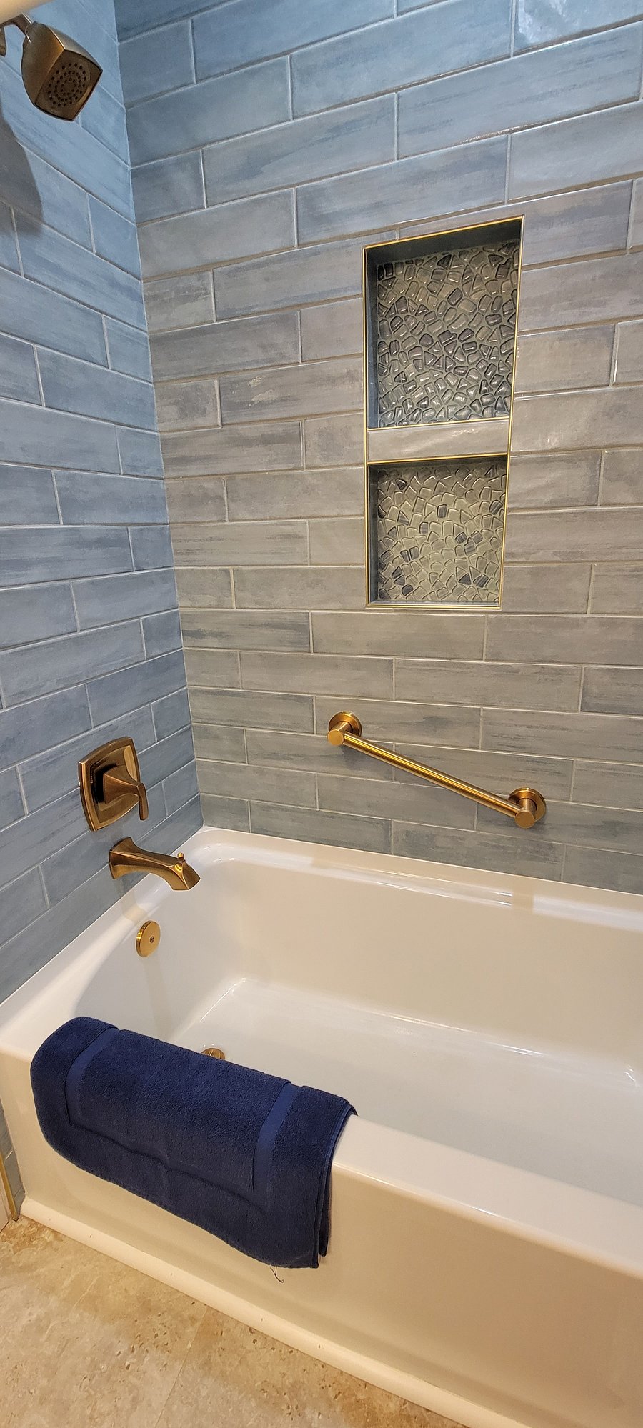 Tub/shower with grab bars