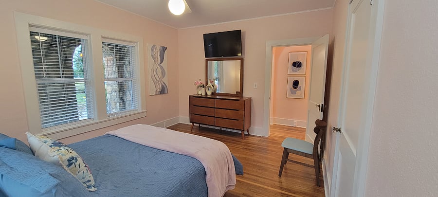 Bedroom with Queen