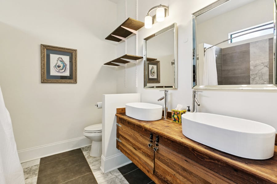 Mater bathroom with jacuzzi tub