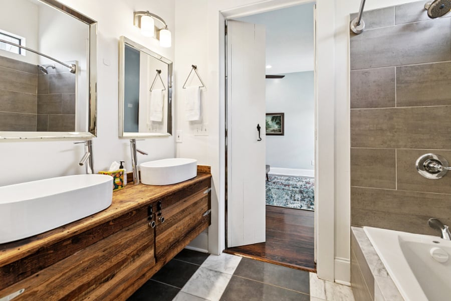 Mater bathroom with jacuzzi tub