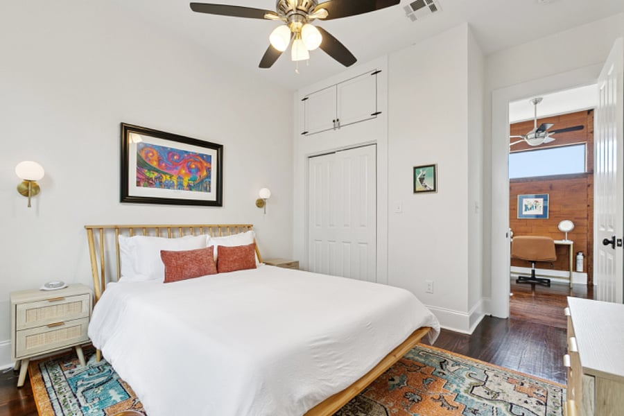 Queen upstairs bedroom 