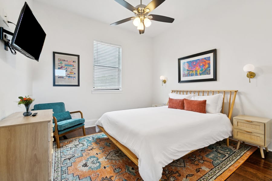 Queen upstairs bedroom 