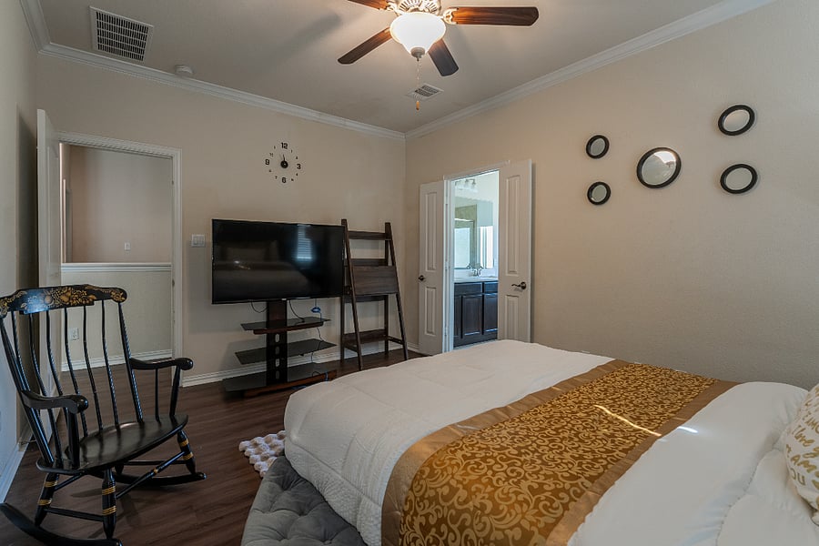 A monitor is available on demand as well as a very comfortable office chair. The smart TV to change your mind and relax in your cozy bed after a long day of work. 
