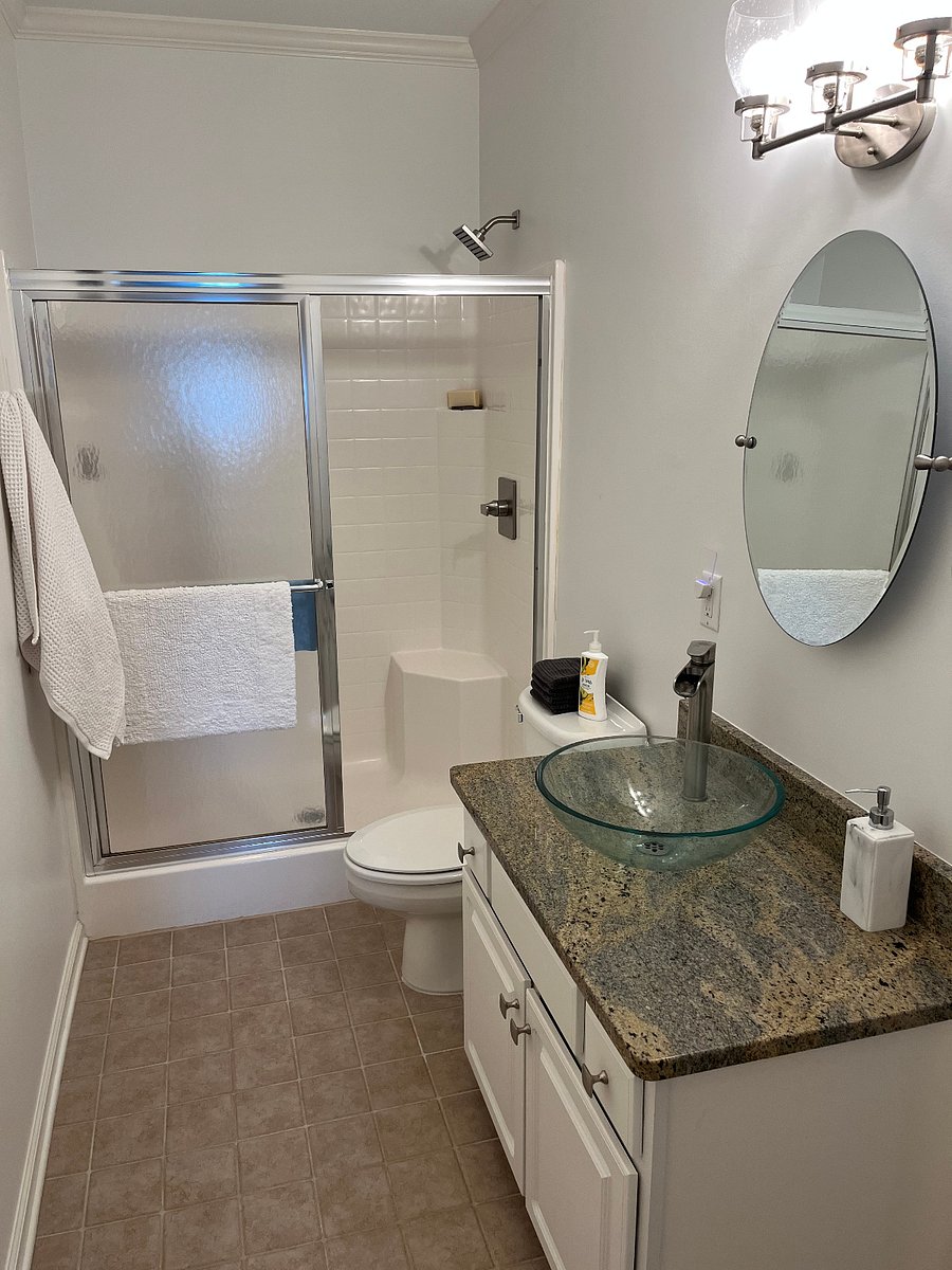 Modern bathroom.