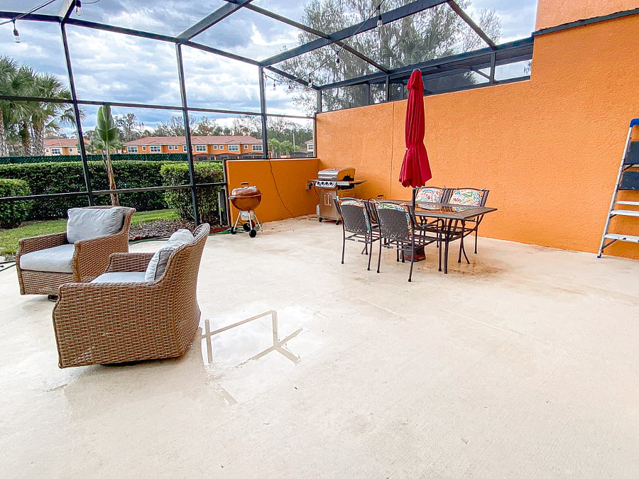 Outdoor screened patio