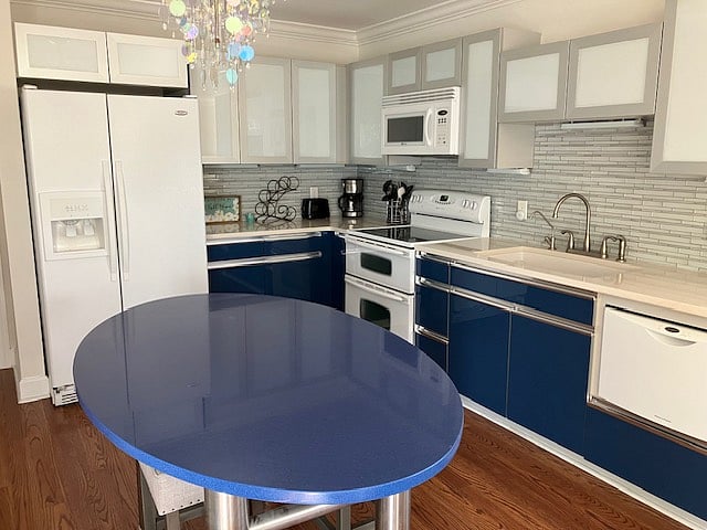 Full kitchen