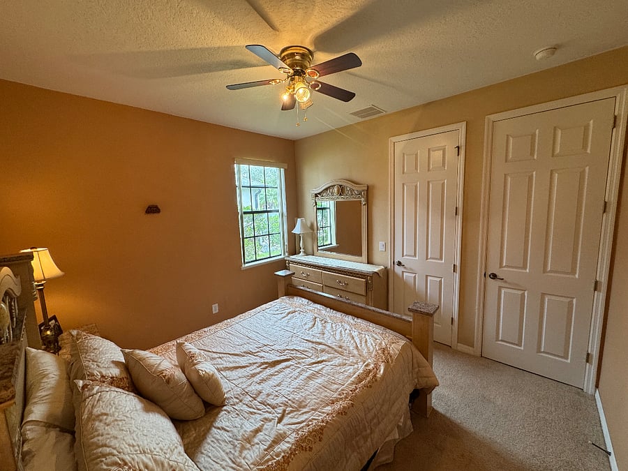 200 sq ft bedroom with closet