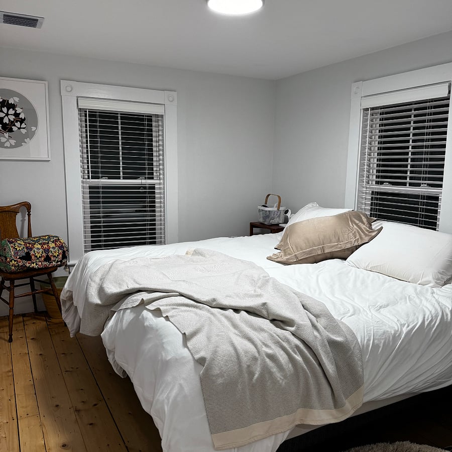 primary bedroom: two adjustable twin beds