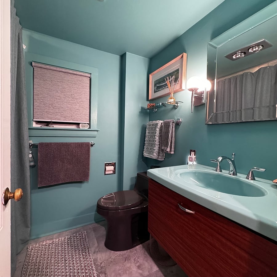 second floor full bathroom