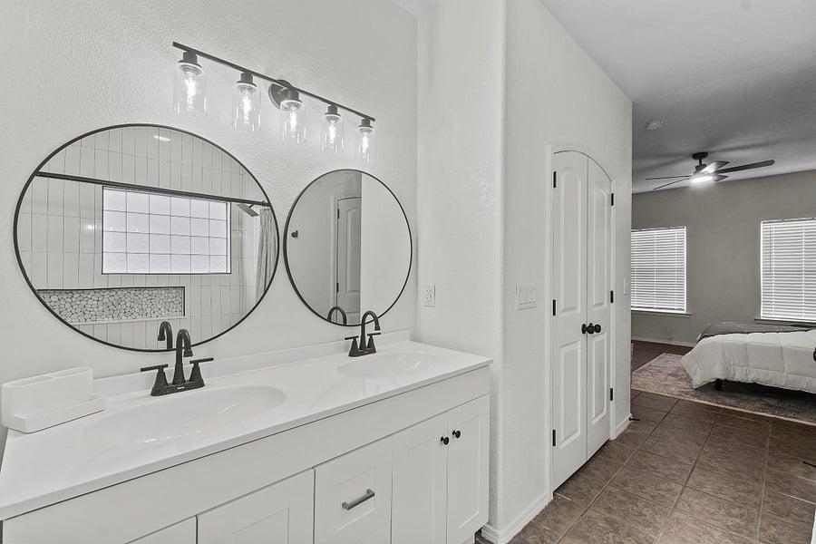 Master bedroom bathroom 1