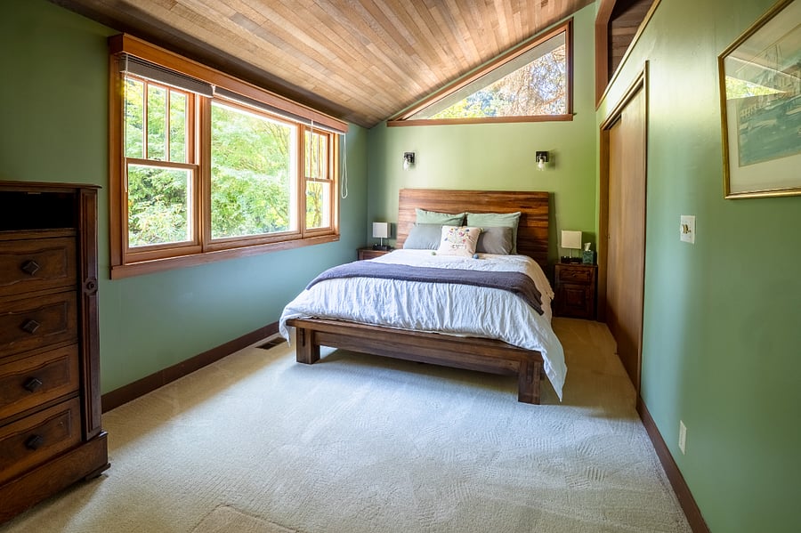 Queen bed in room 2