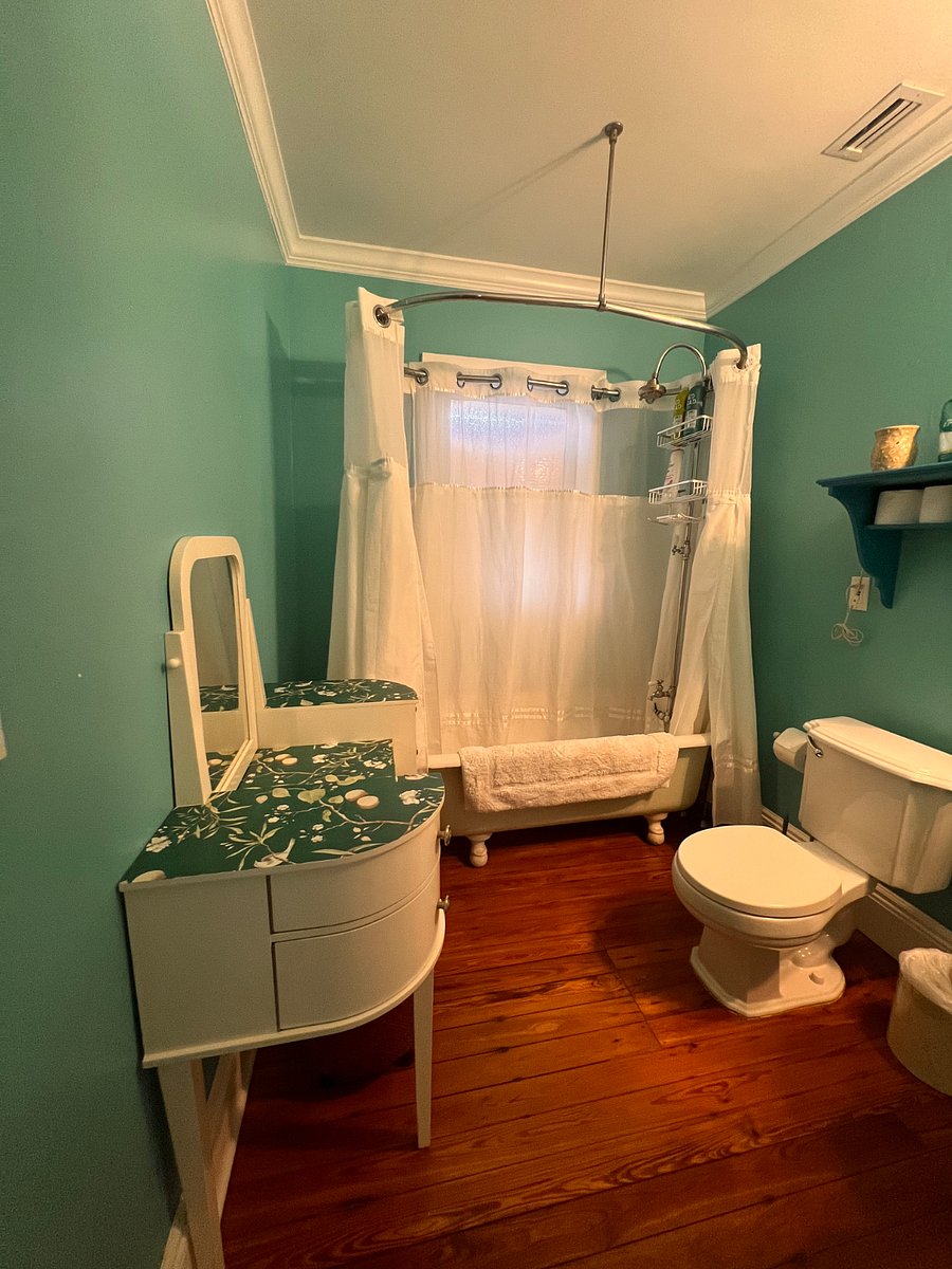 Bathroom off hallway between bedrooms