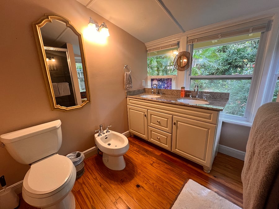 Primary en suite bathroom