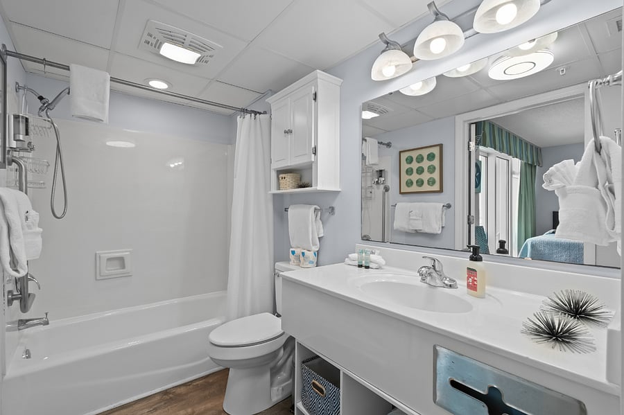 2nd bedroom with tub shower