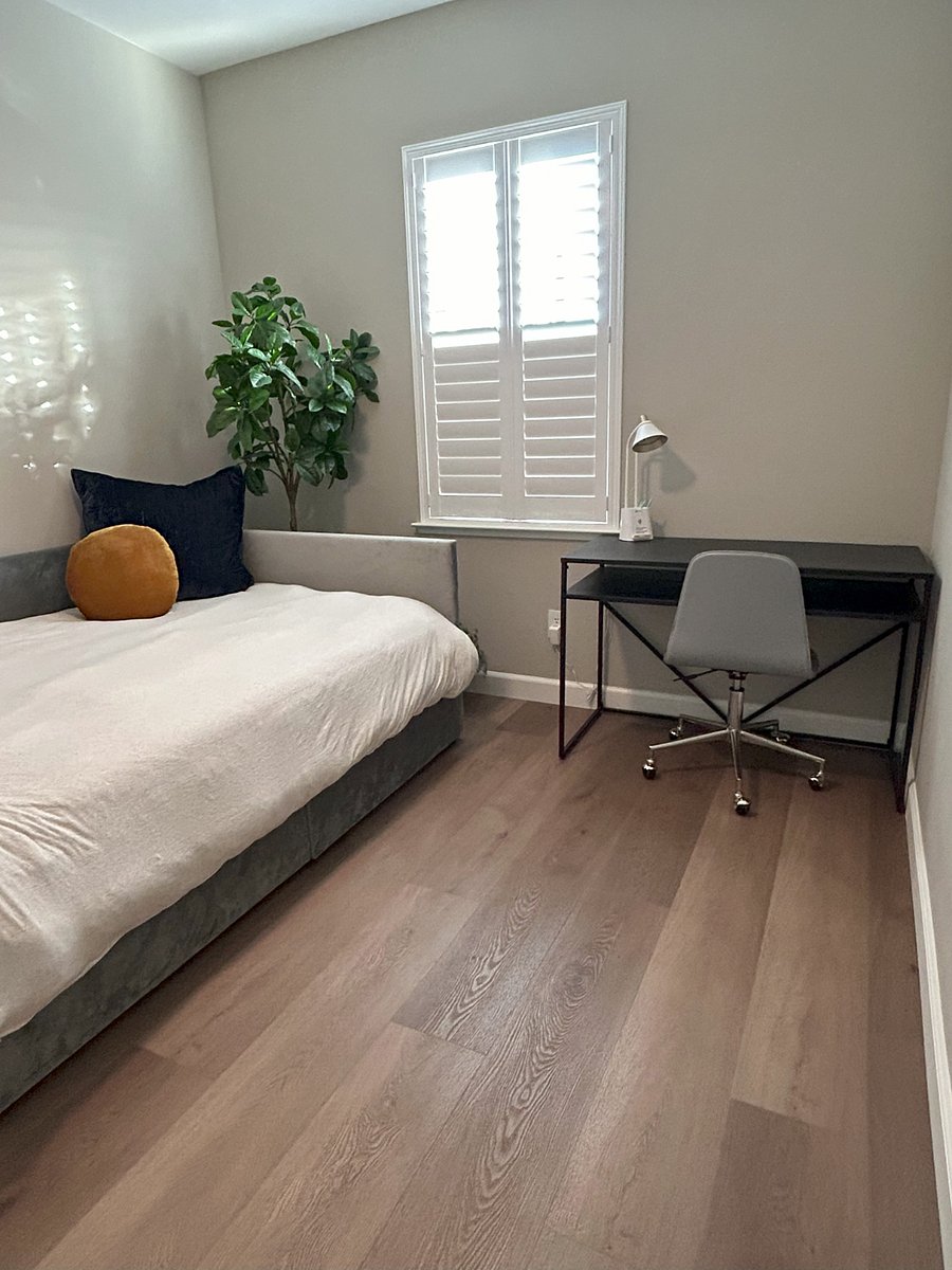 3rd bedroom with full sized bed