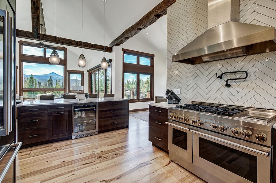 Full kitchen, with island and bar